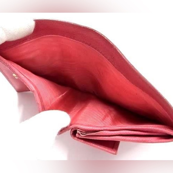 💥 SALE! 💥 Prada Saffiano Leather Bi-fold Wallet - Picture 4 of 6